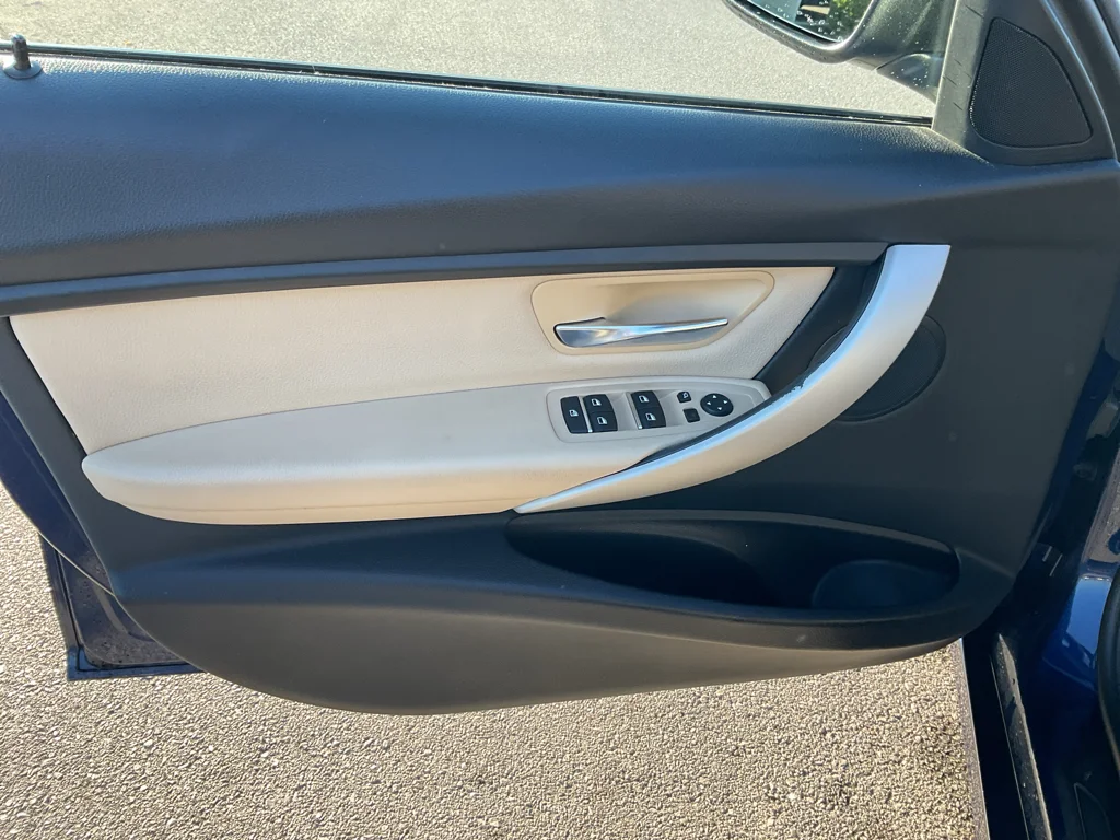 Used 2018 Mediterranean Blue Metallic BMW 320i xDrive image 15