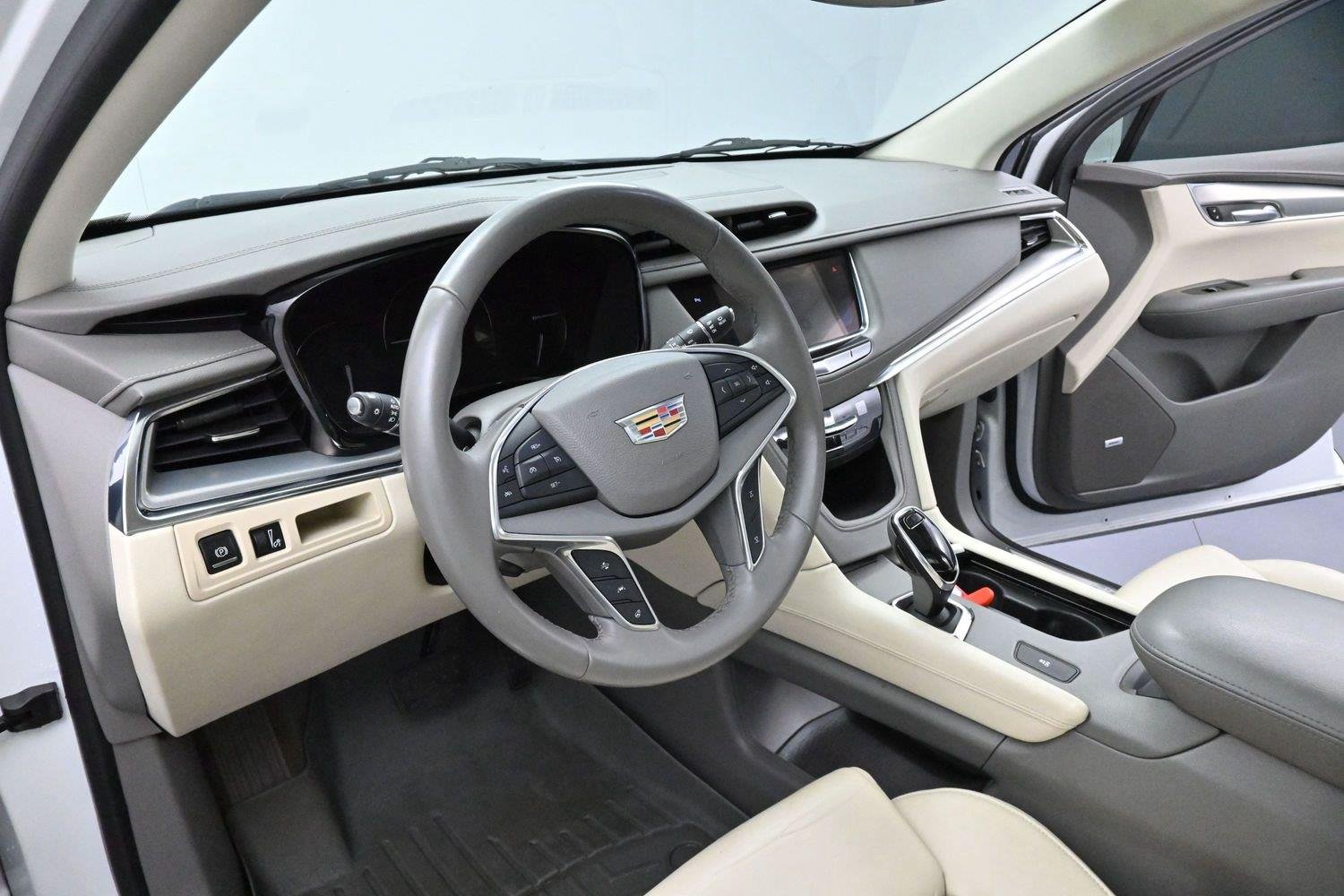 Used 2017 CRYSTAL WHITE TRICOAT Cadillac Luxury FWD image 18