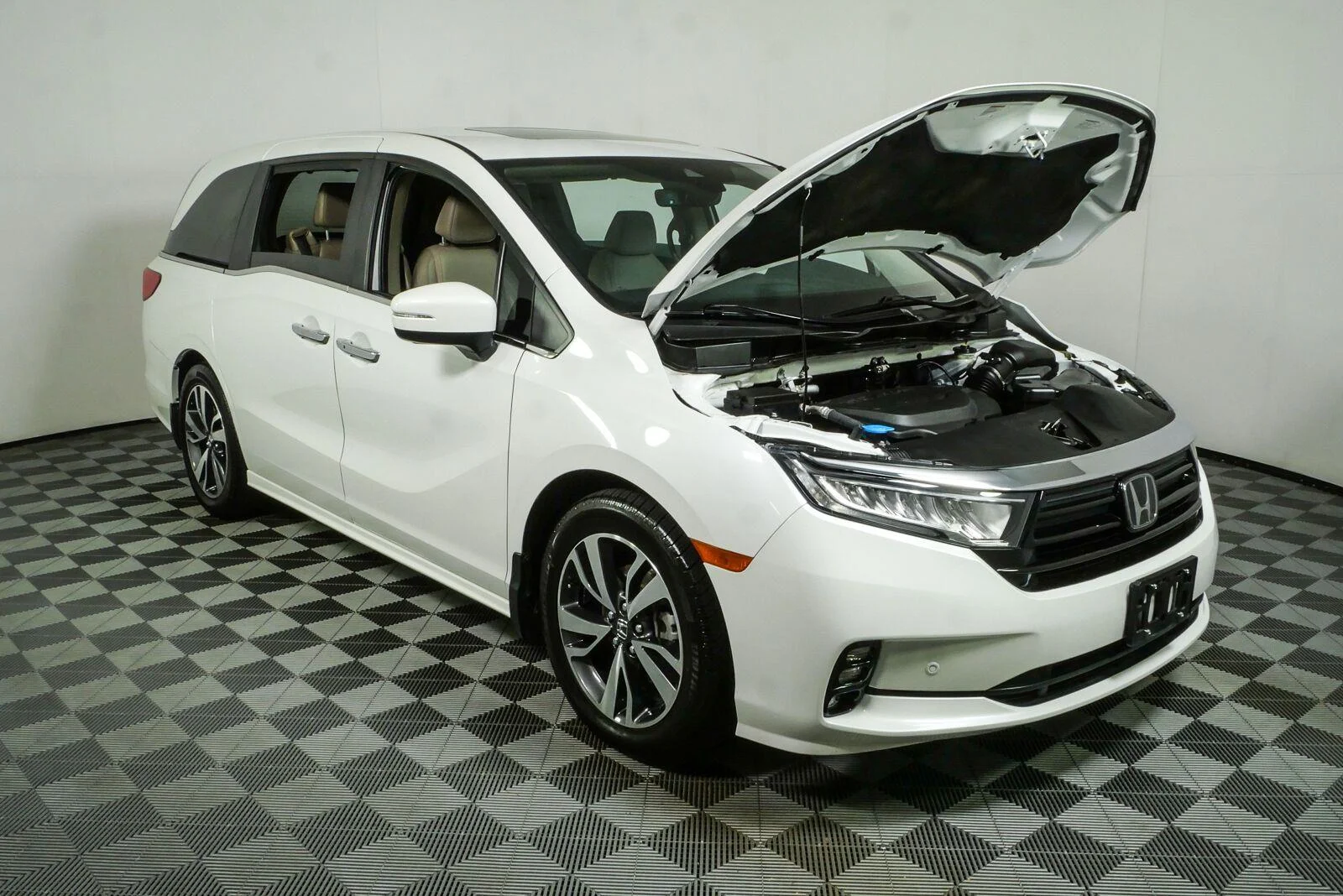 Used 2024 Platinum White Pearl Honda Touring image 37