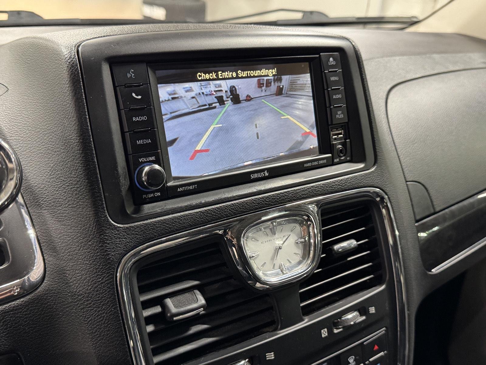 2016 Chrysler Town & Country Touring - Photo 28