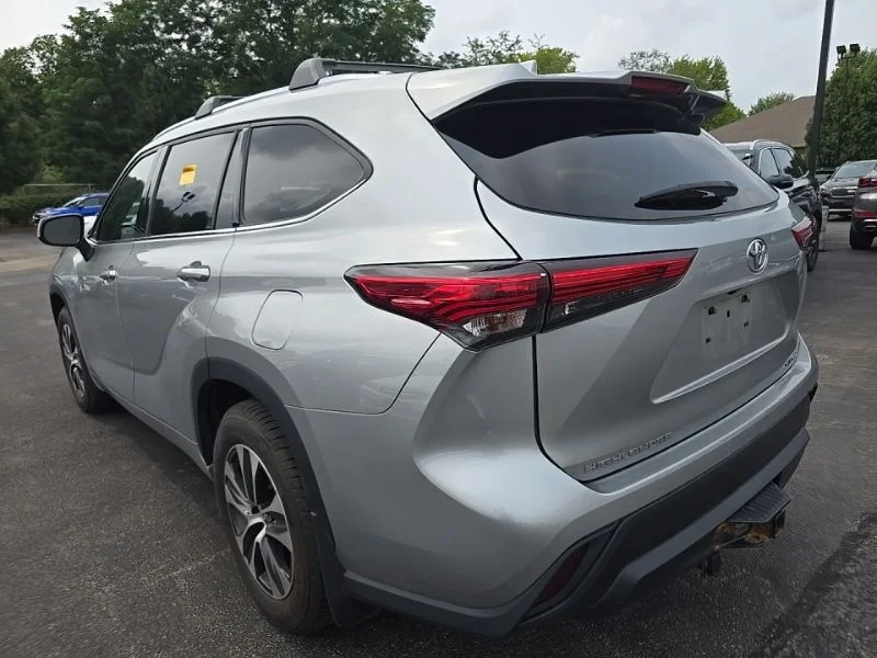 Used 2021 Silver Toyota XLE image 5