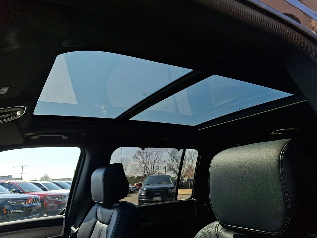 New 2026 Baltic-Gray Metallic Clear-Coat Exterior Paint Jeep Limited Reserve image 9