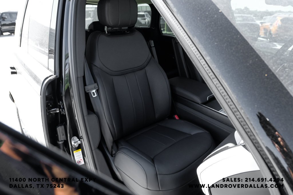 New 2027 Santorini Black Metallic Land Rover SE image 41