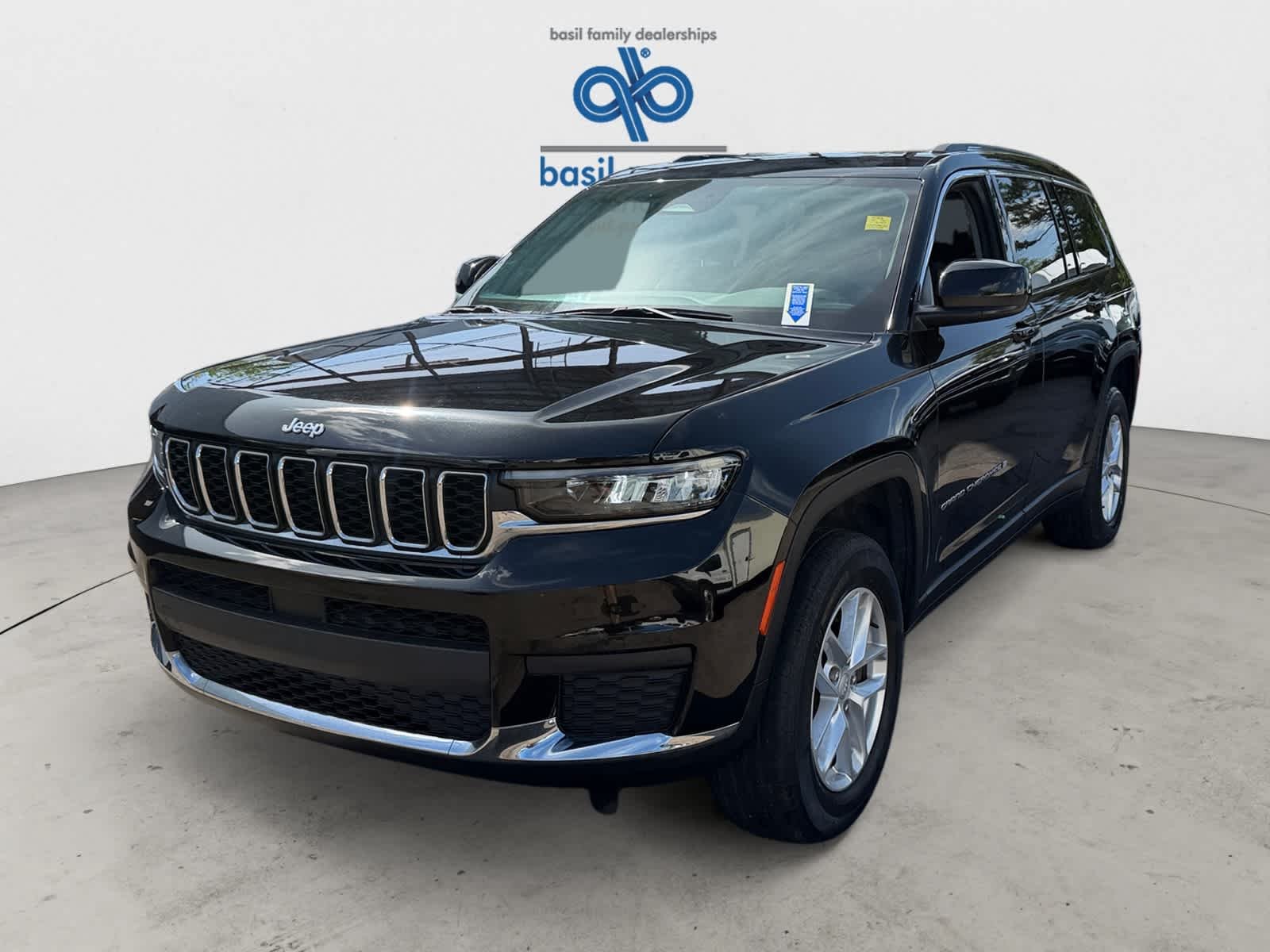 Used 2022 Diamond Black Crystal Pearlcoat Jeep Laredo image 2