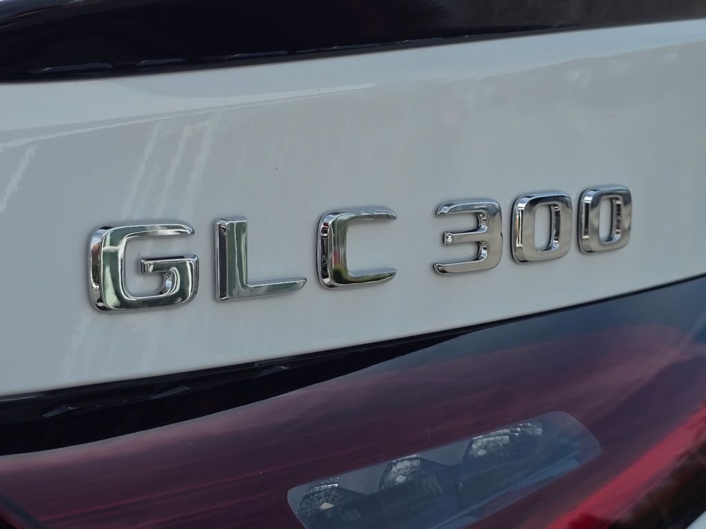 New 2027 MANUFAKTUR Moonlight White Metallic Mercedes-Benz GLC 300 image 17