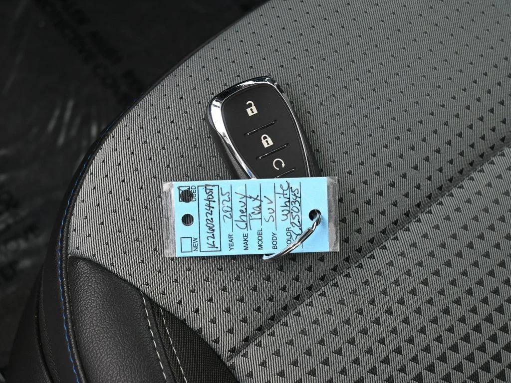 Used 2025 Summit White Chevrolet LT image 18