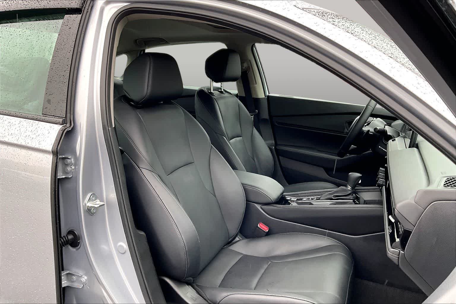 Used 2025 Solar Silver Metallic Honda Touring image 9