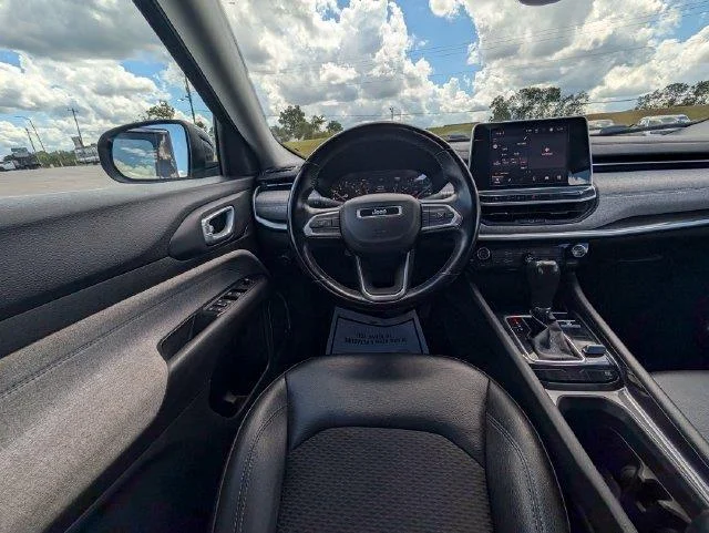 Used 2022  Jeep Latitude image 13