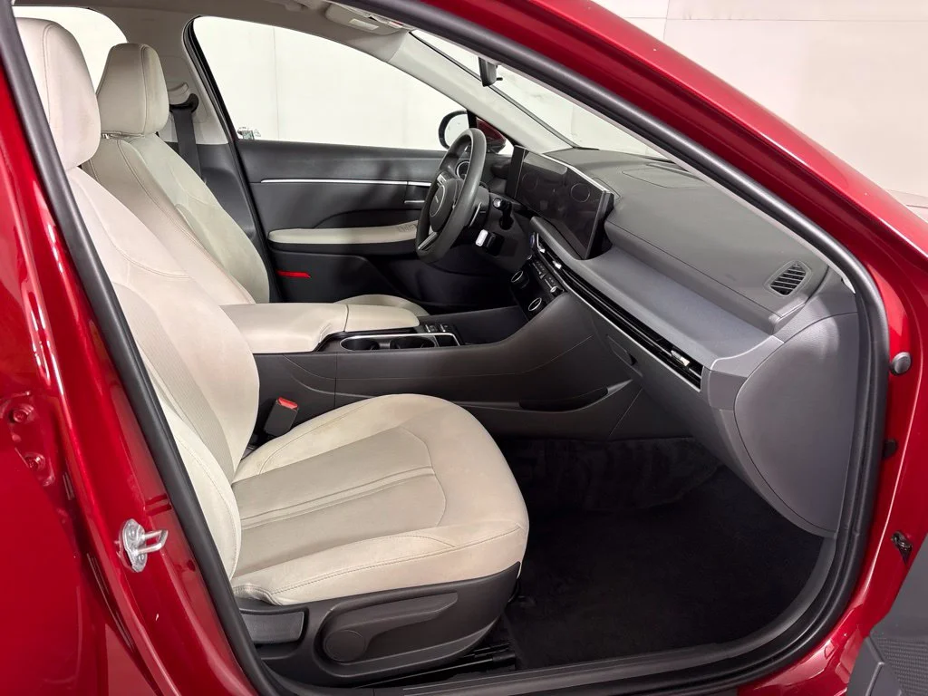 Used 2025 Red Hyundai SEL image 16