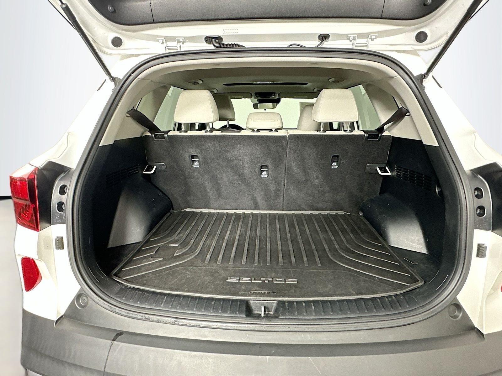 Used 2021 Snow White Pearl Kia EX image 26