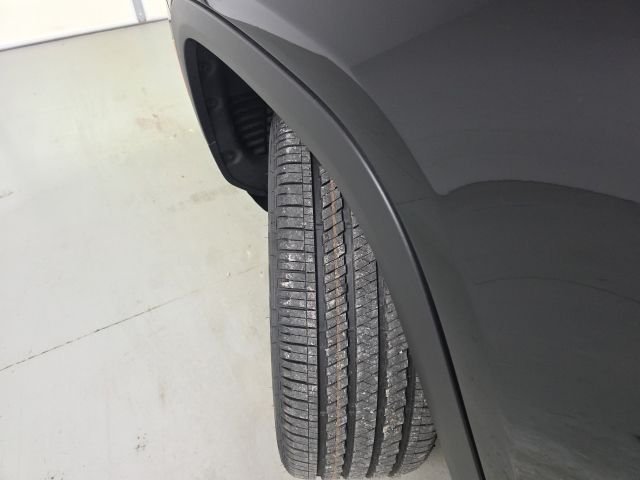 New 2026 Diamond Black Crystal Pearl-Coat Exterior Paint Jeep Limited image 15