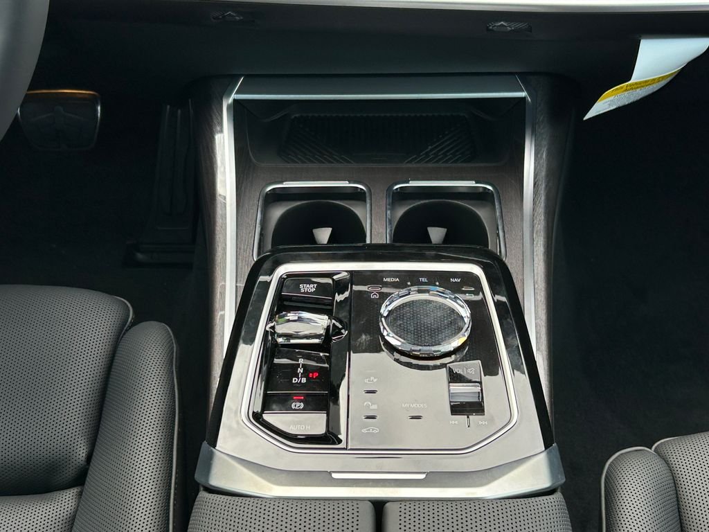 New 2026 Alpine White BMW M70 image 28