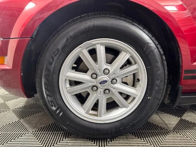 Used 2005 Red Ford V6 image 10
