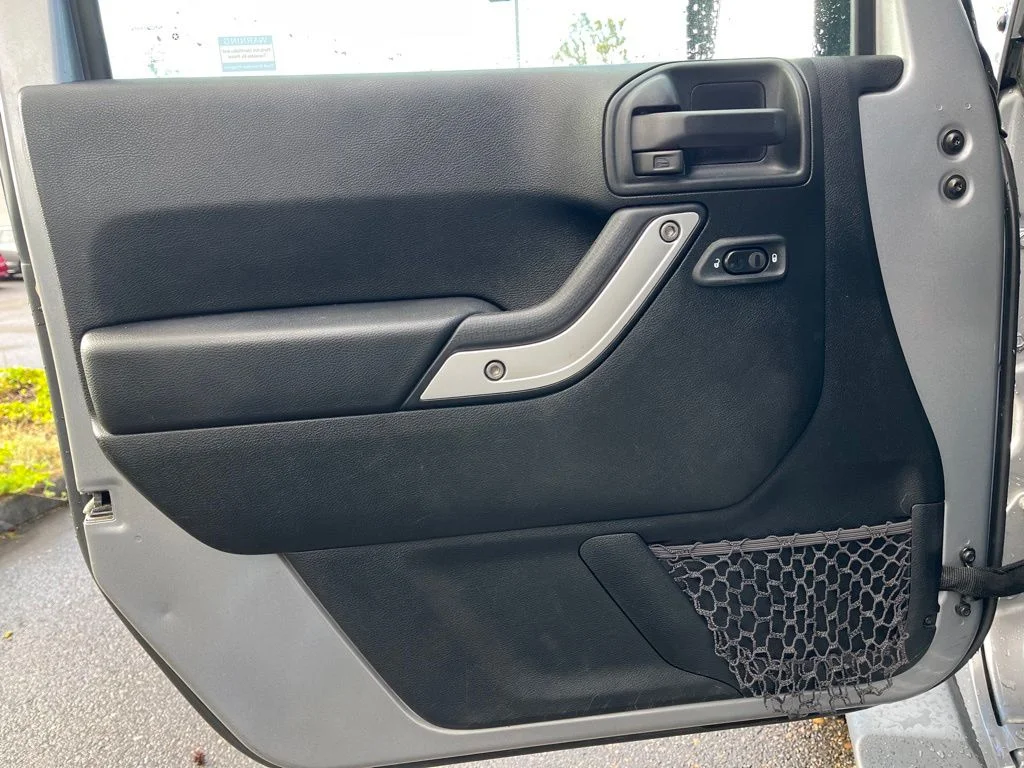 Used 2018 Silver Jeep Unlimited Sahara image 9