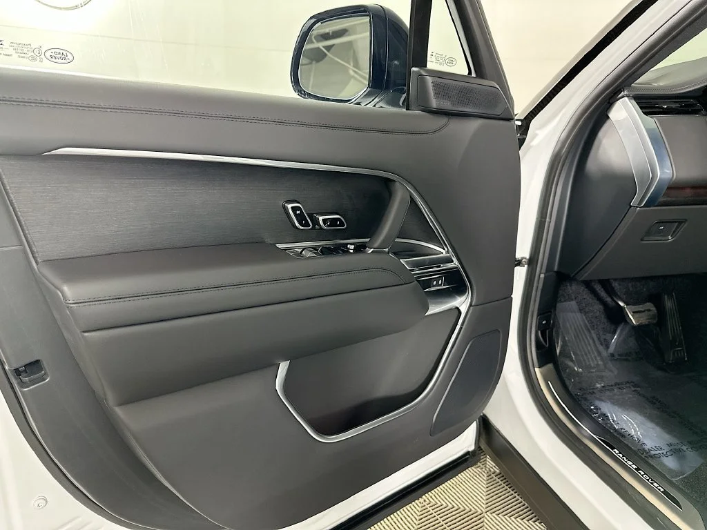 Certified Used 2025 Fuji White Land Rover SE image 22
