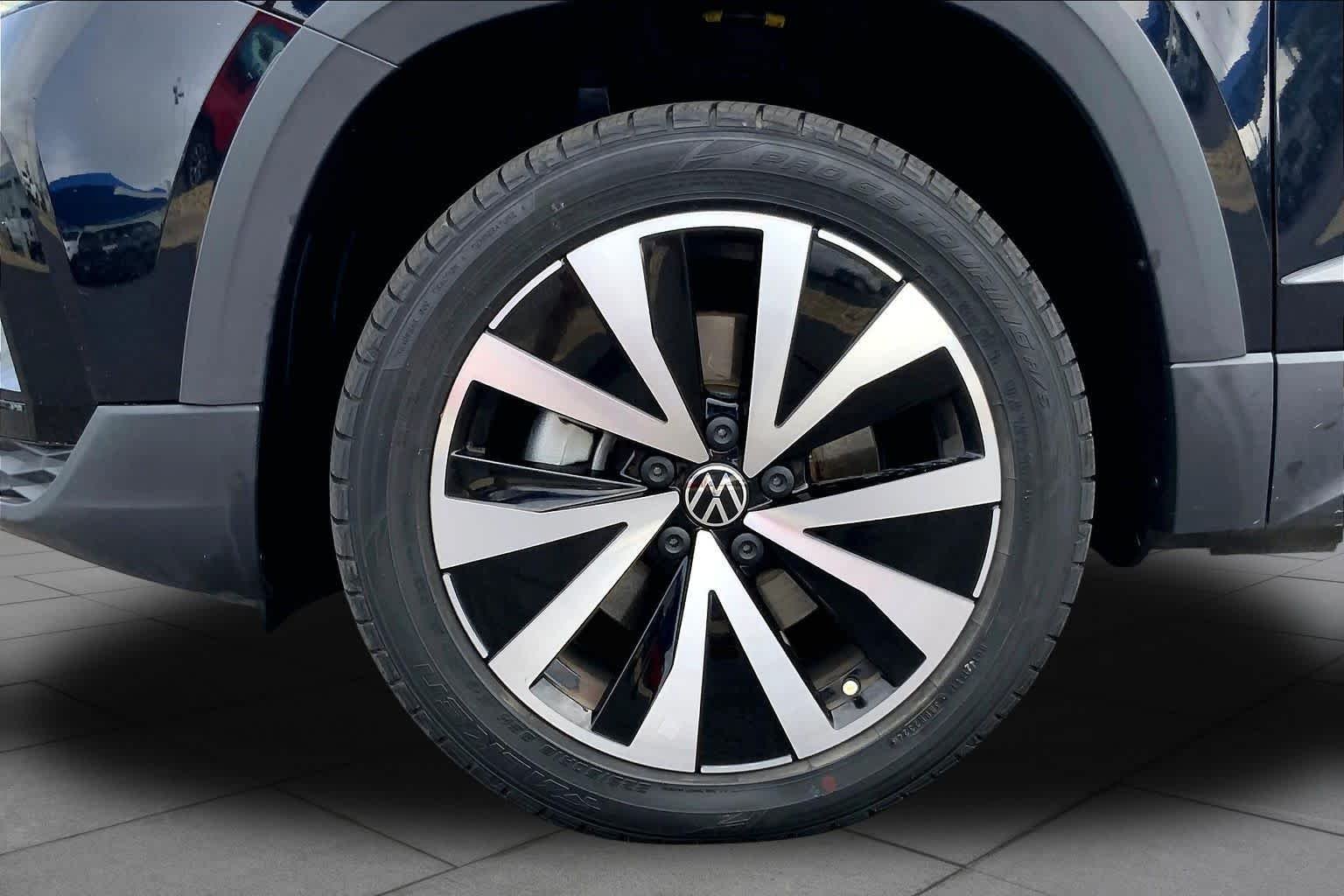 Used 2022 Deep Black Pearl Volkswagen SE image 11