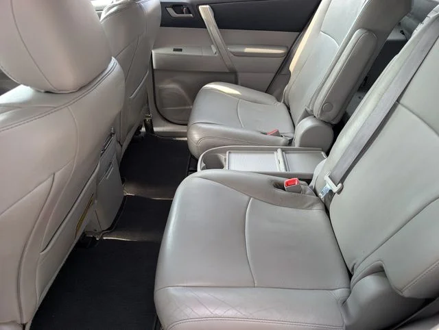 Used 2013 Black Toyota SE image 10