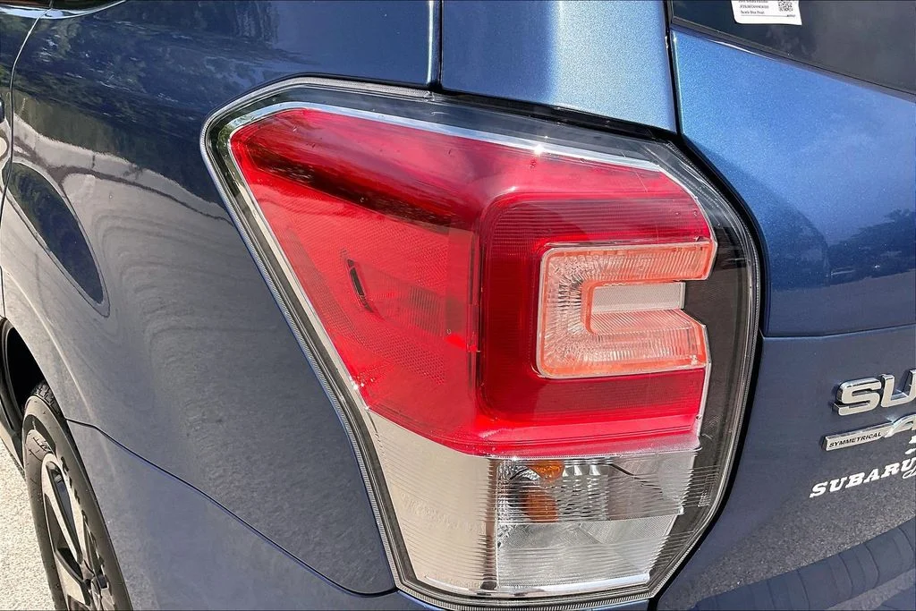Used 2017 Blue Subaru 2.5i Premium image 30