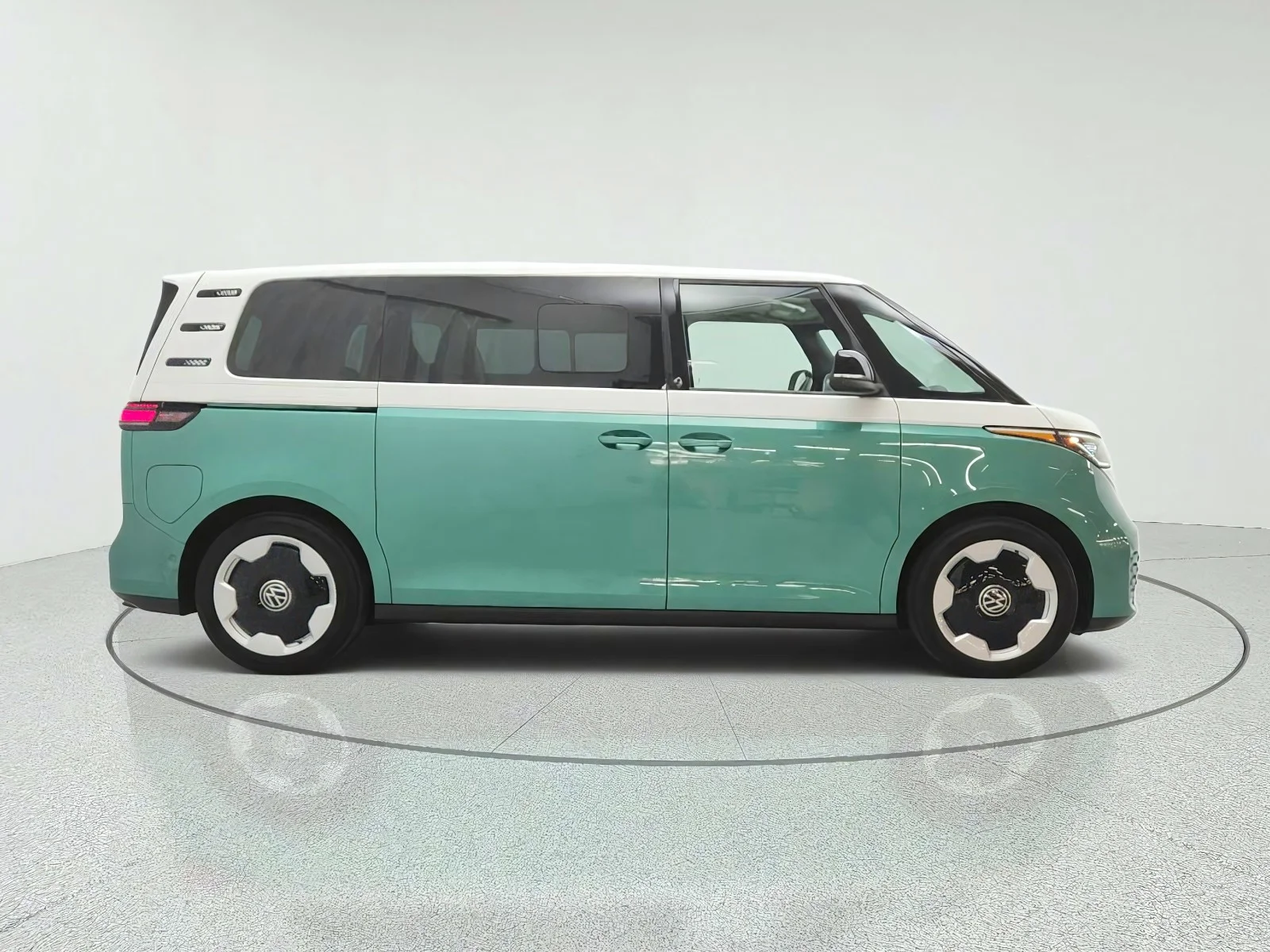 Used 2025 Mahi Green Volkswagen Pro S Plus image 4