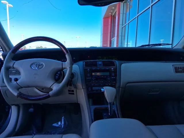 Used 2003  Toyota XLS image 18