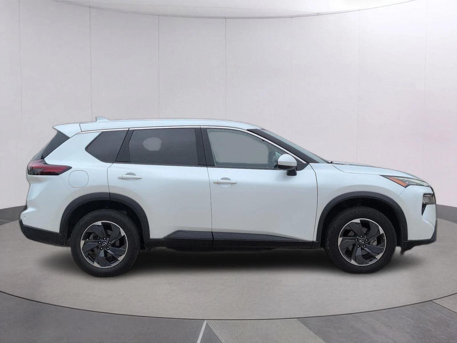 Used 2025 Everest White Pearl Nissan SV image 8
