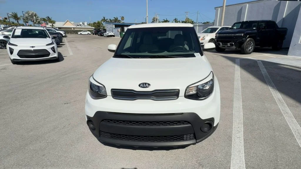 Used 2018 White Kia Base image 3
