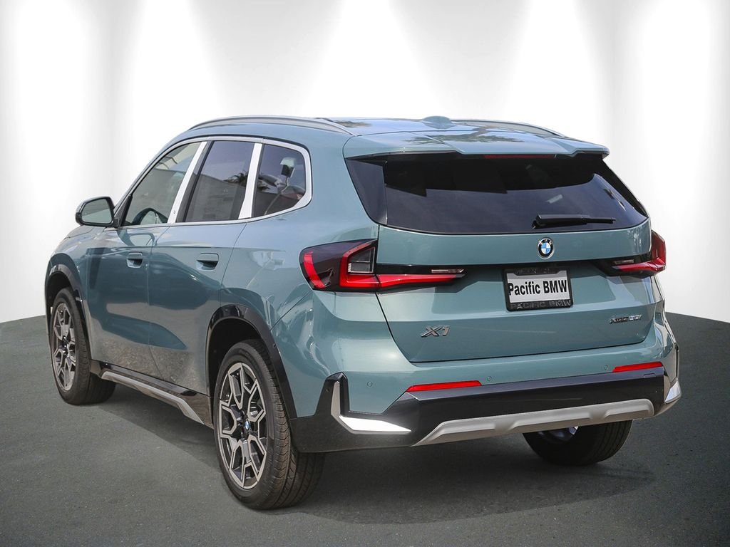 New 2026 Cape York Green Metallic BMW xDrive28i image 4