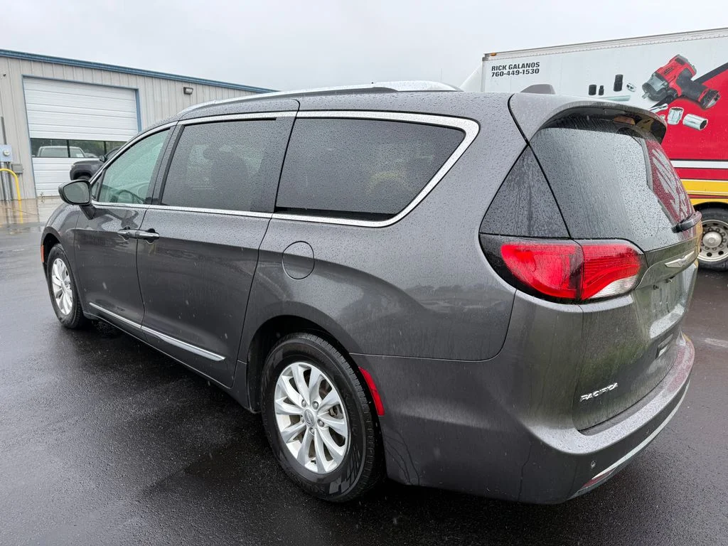 Used 2018 Gray Chrysler Touring L image 8