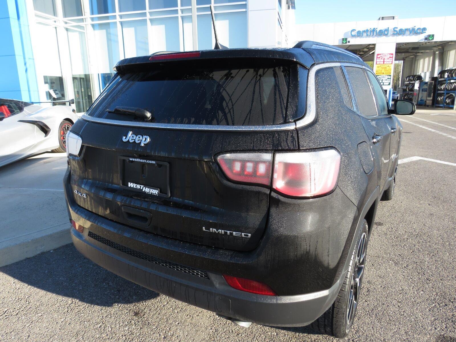 Used 2019 Diamond Black Crystal Pearlcoat Jeep Limited image 7