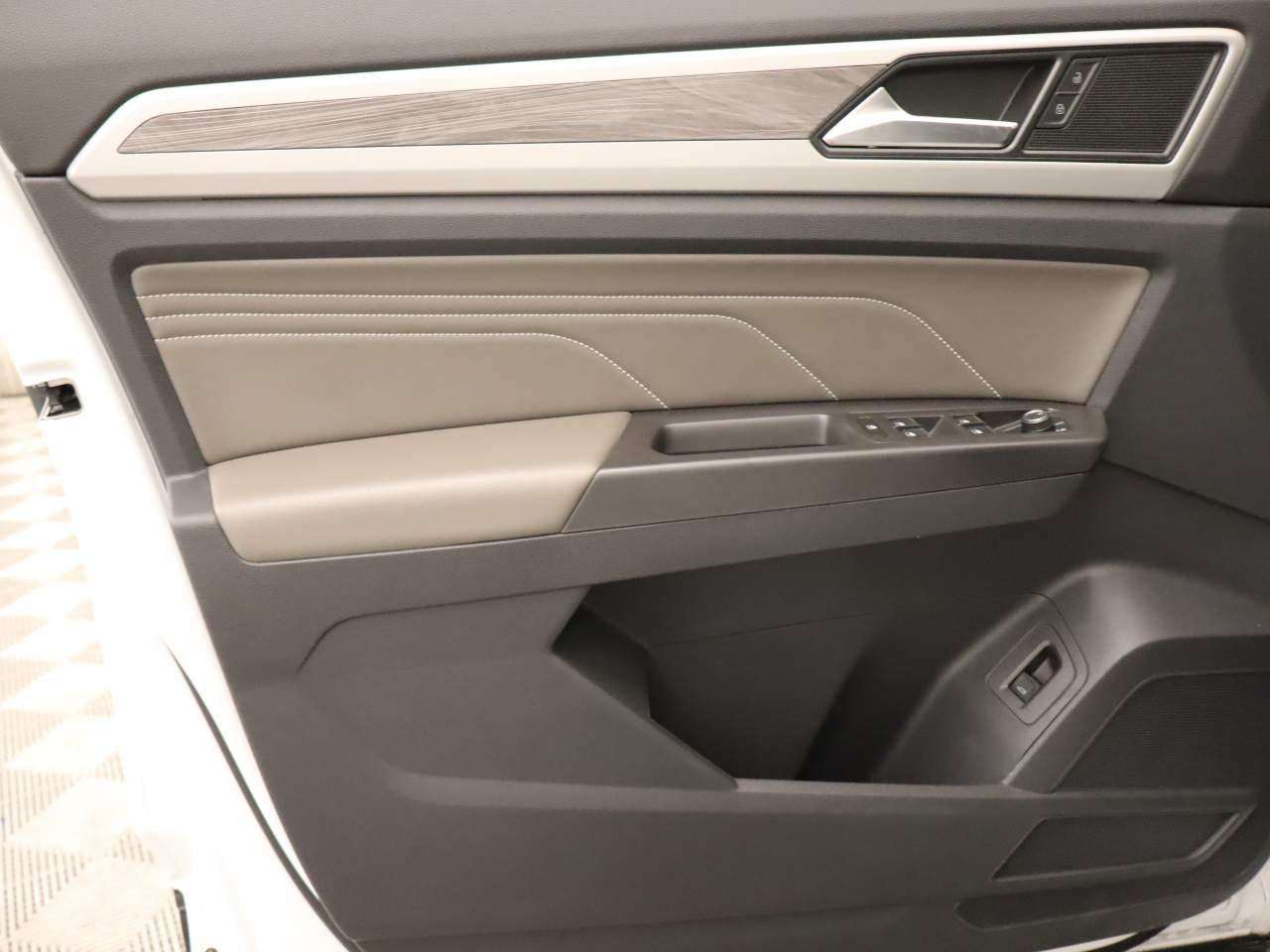Used 2022 Pure White Volkswagen SE 4Motion image 17