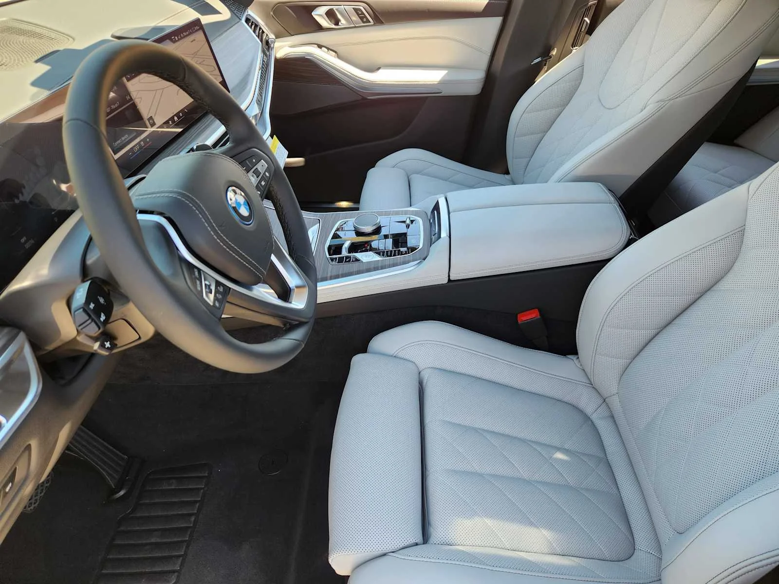 New 2026 Tanzanite Blue II Metallic BMW xDrive50e image 4