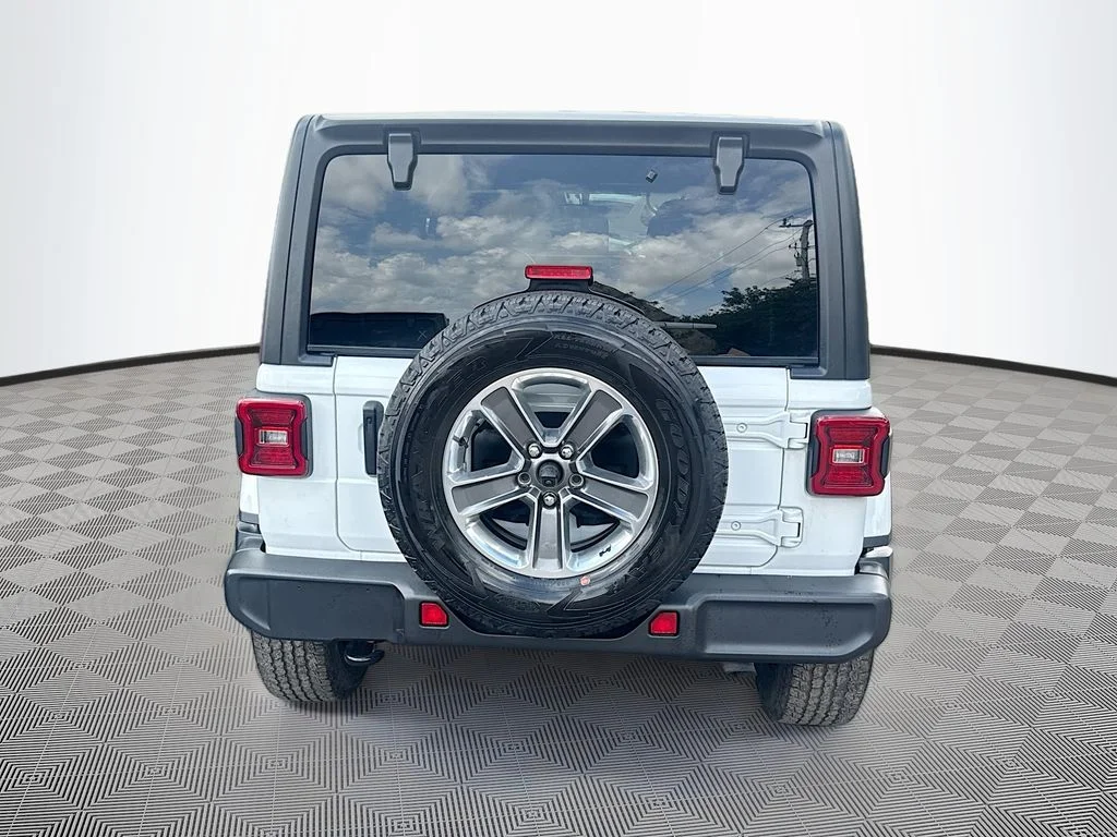 Used 2022 White Jeep Unlimited Sahara image 7