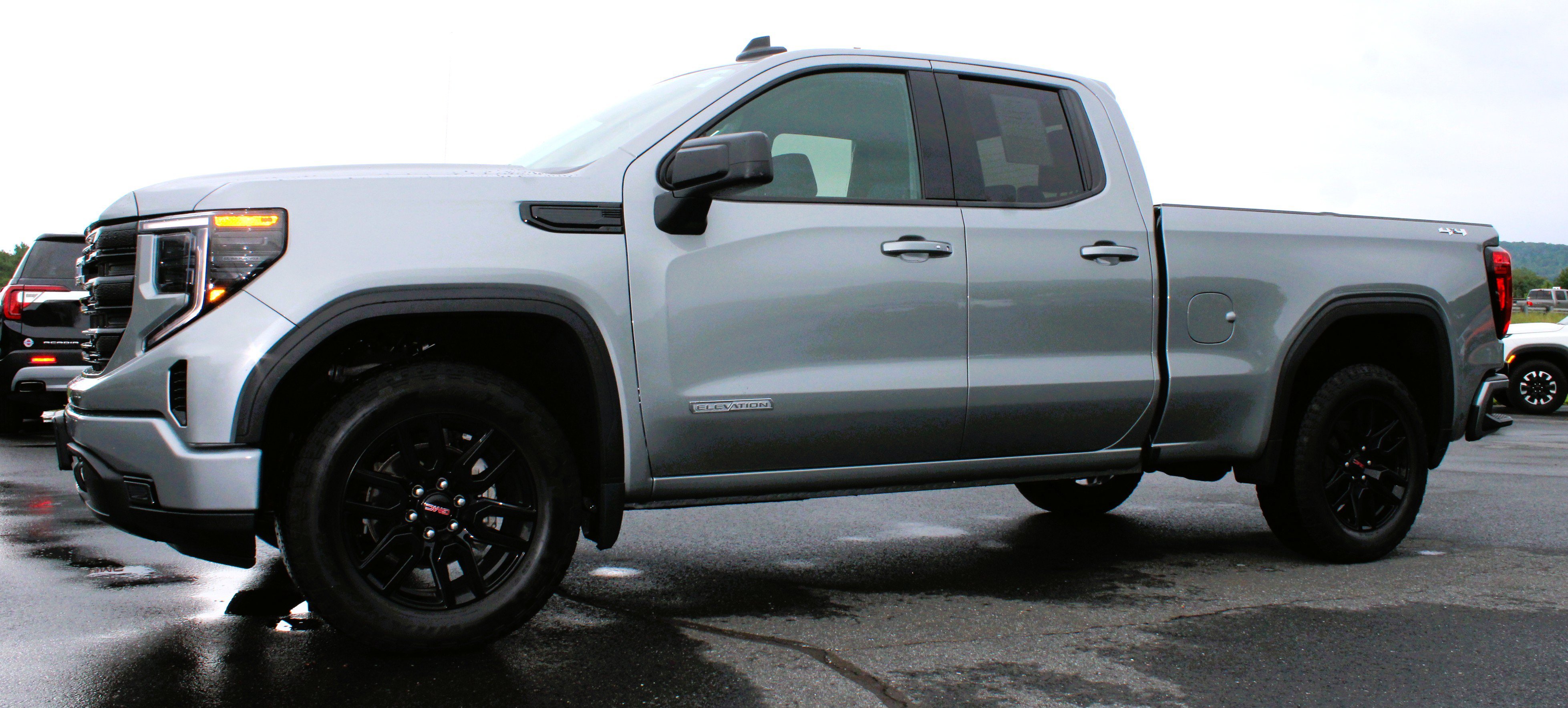 Used 2023 Sterling Metallic GMC Elevation image 14