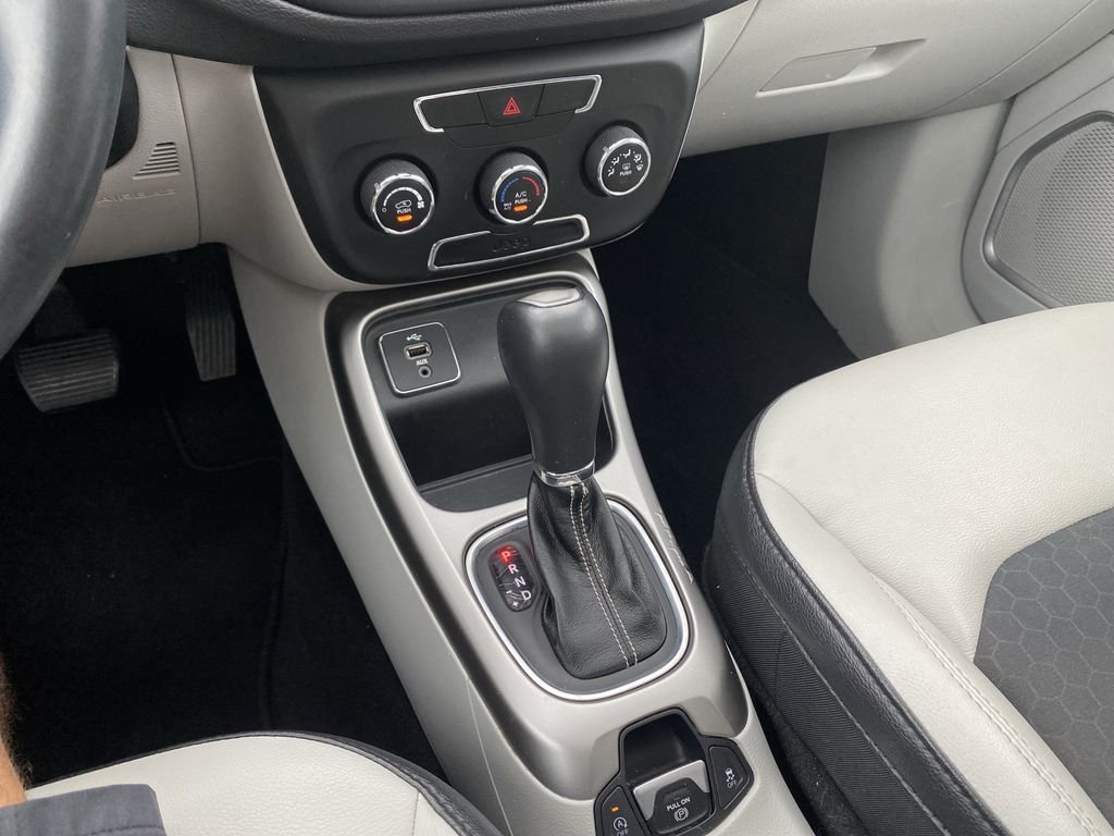 Used 2018 Redline Pearlcoat Jeep Latitude image 22