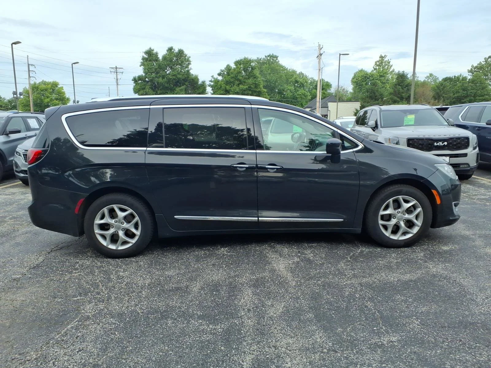 Used 2017 Brilliant Black Crystal Pearlcoat Chrysler Touring-L Plus image 28