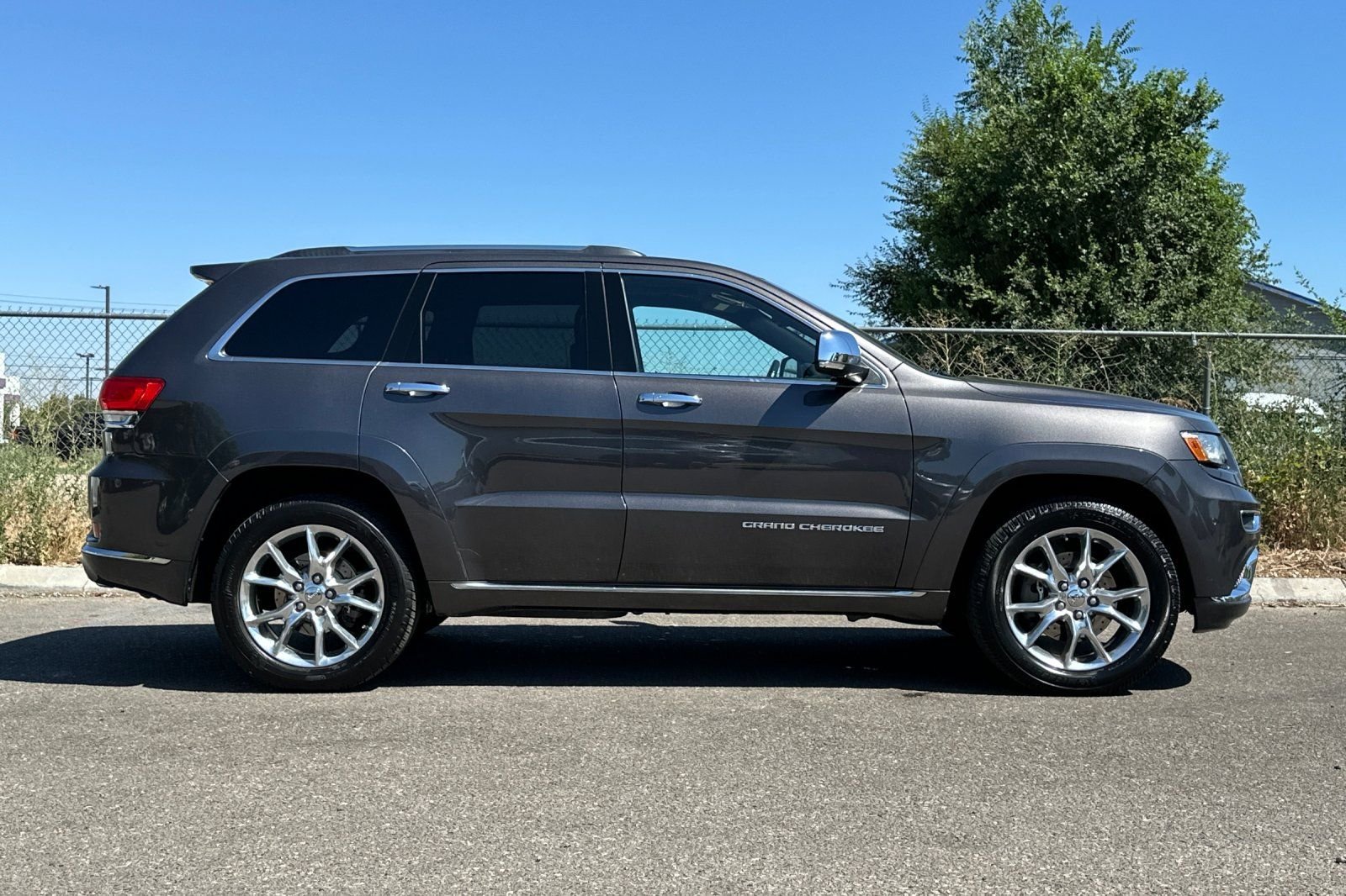 Used 2016 Gray Jeep Summit image 3