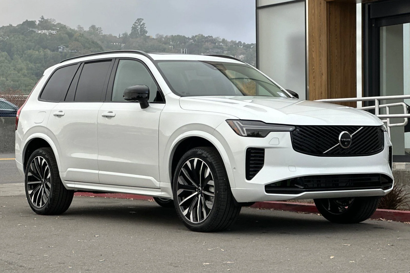 New 2026 Crystal White Volvo B6 Ultra Dark Theme 7-Seater image 9