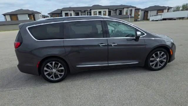 Used 2018 Chrysler Pacifica Limited with VIN 2C4RC1GG2JR122406 for sale in O'Fallon, IL