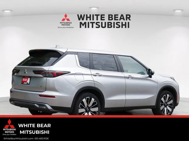 Used 2025 Gray Mitsubishi SE image 5