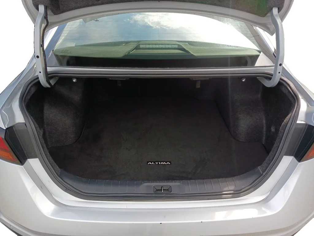 Used 2024 Silver Nissan 2.5 SR image 13