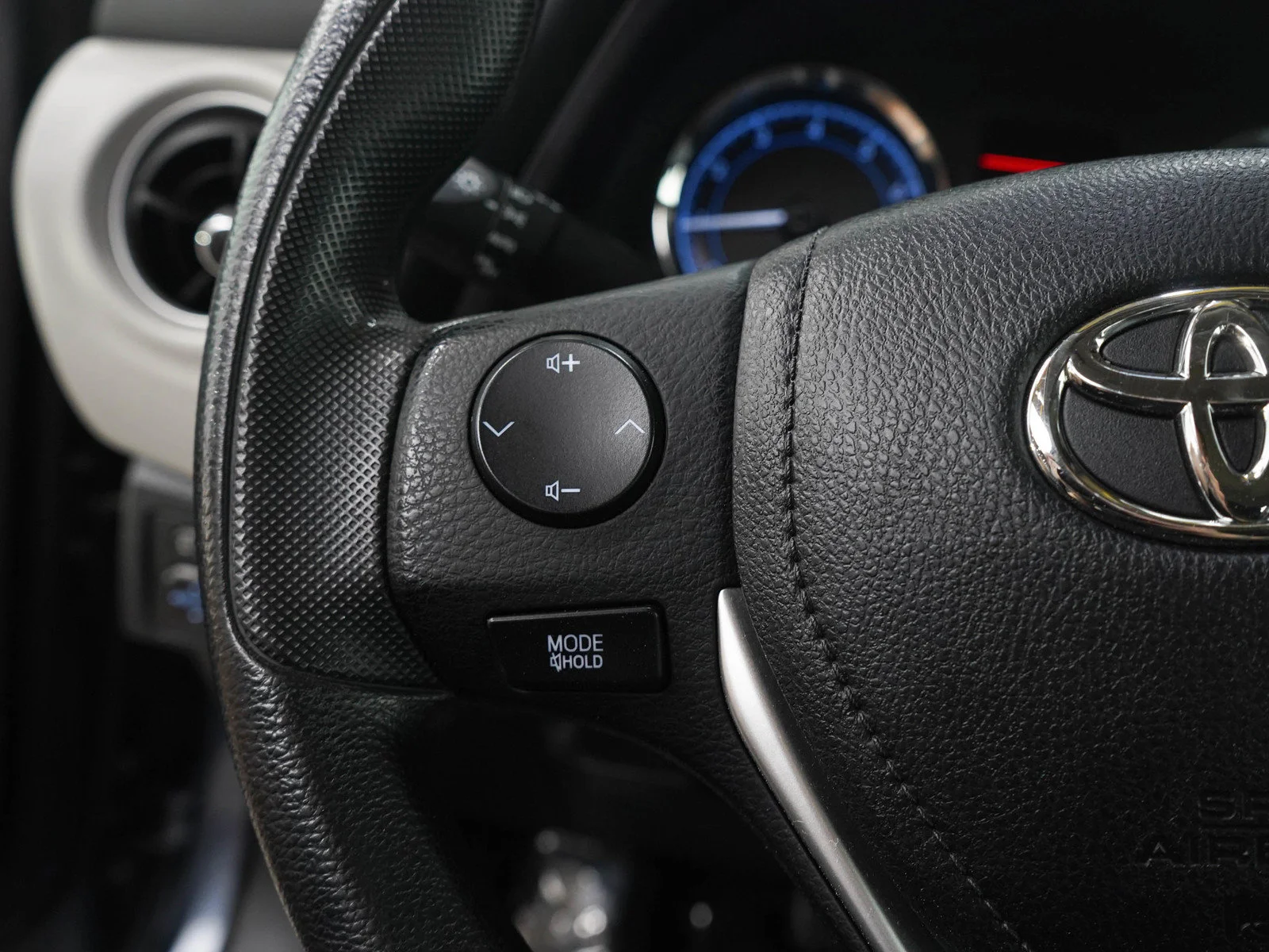 Used 2017  Toyota LE image 22