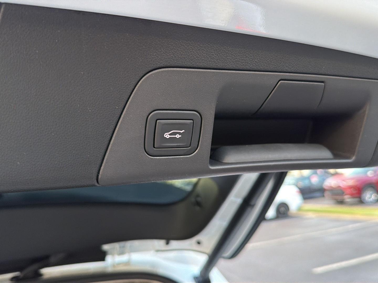 Used 2023 Summit White Buick Essence image 35