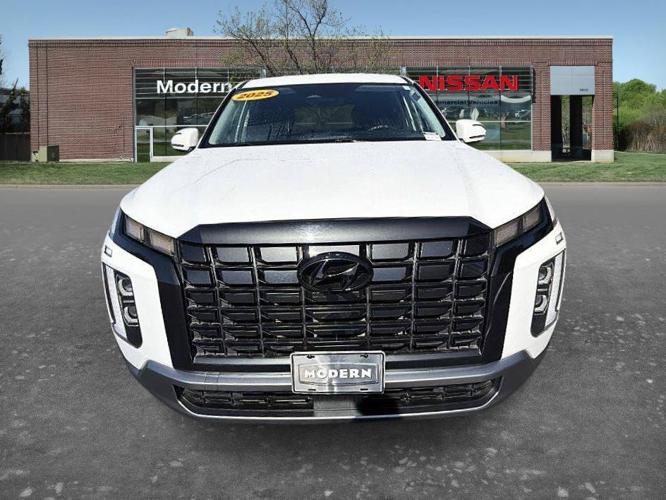 Used 2025 Hyper White Hyundai SE image 2