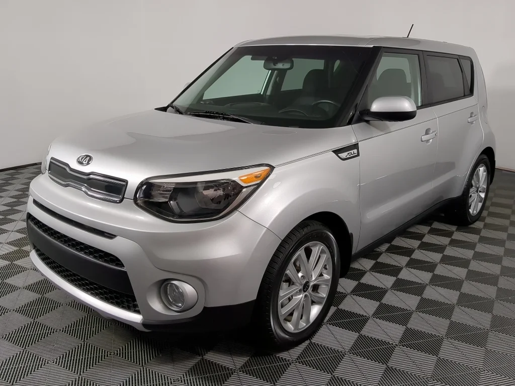 Used 2018 Silver Kia + image 4