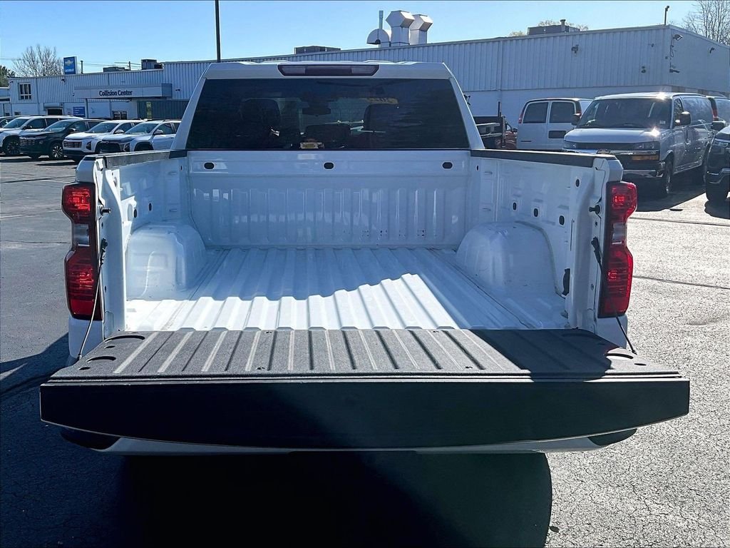 Used 2023 White Chevrolet Custom image 31
