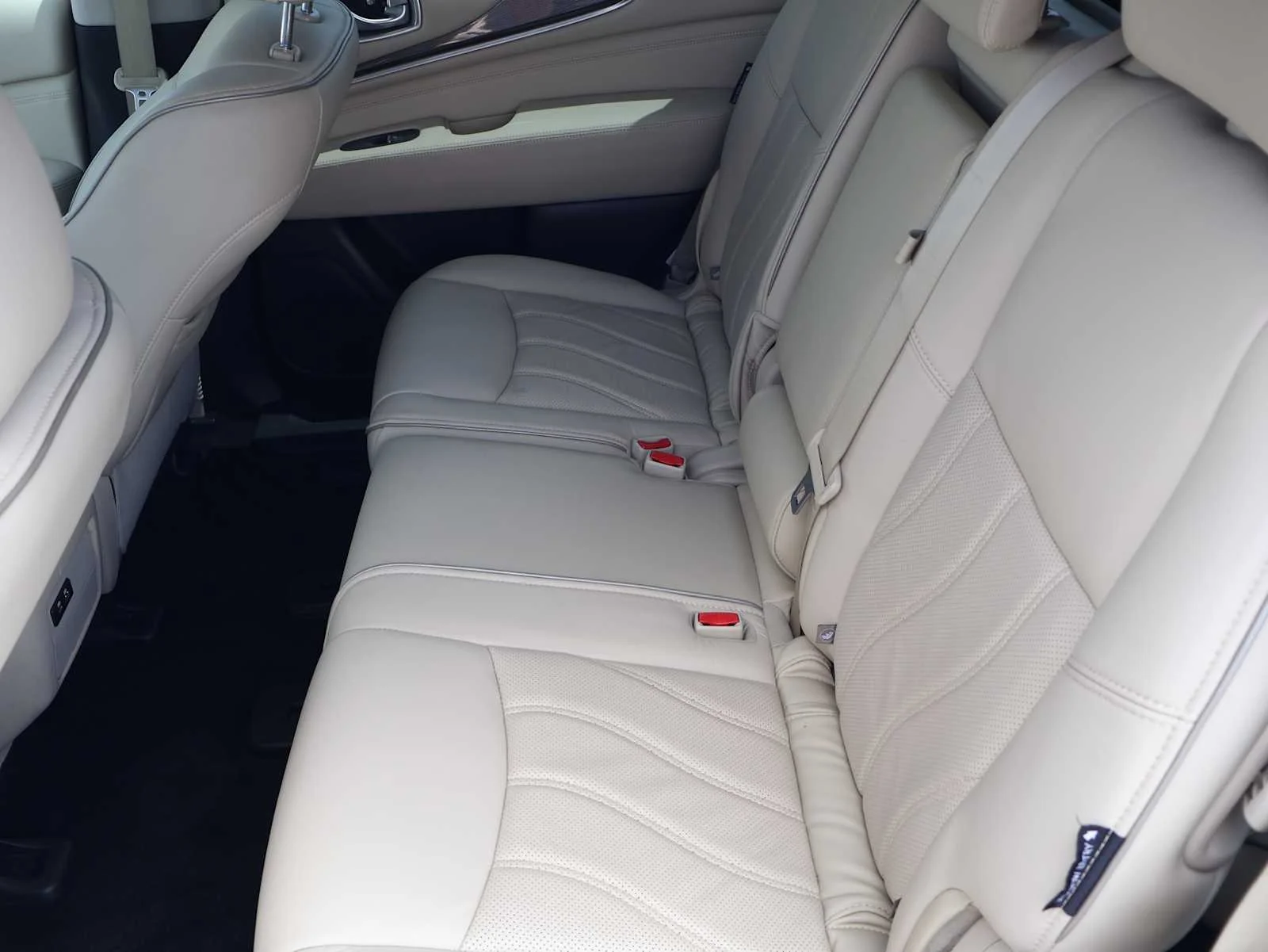 Used 2019 Majestic White INFINITI LUXE image 31