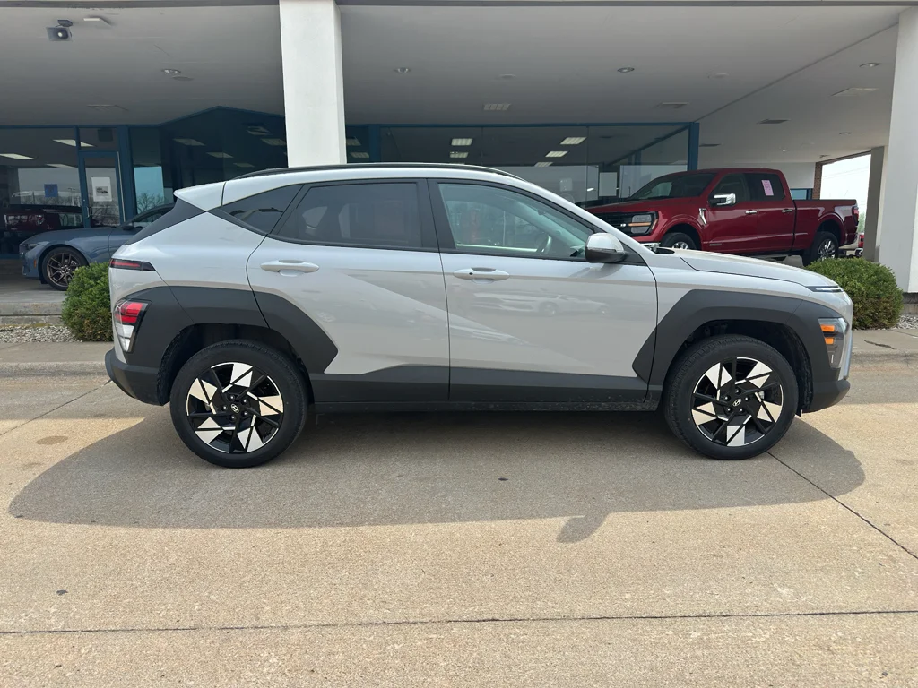 Used 2025 Cyber Gray Metallic Hyundai SEL image 7