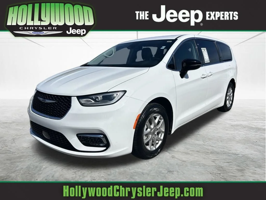 2024 Chrysler Pacifica Touring L's photo