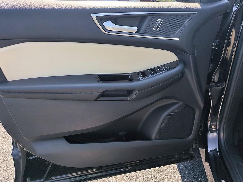 Used 2020 Black Ford SEL image 14