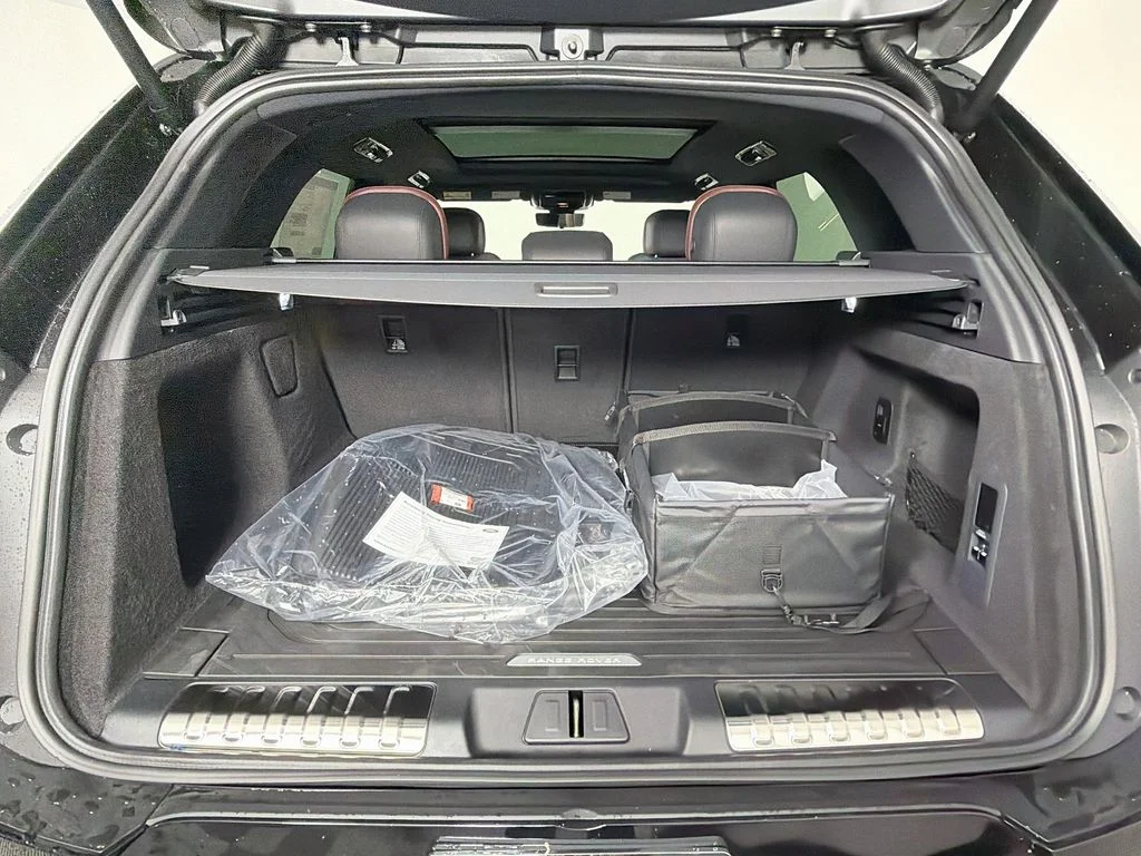 New 2027 Santorini Black Land Rover Dynamic SE image 28